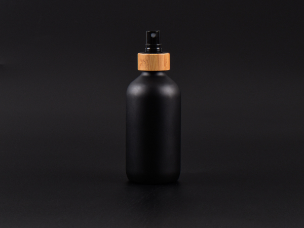 Schwarzglasflasche 220ml, mit Zerstäuber Bambus