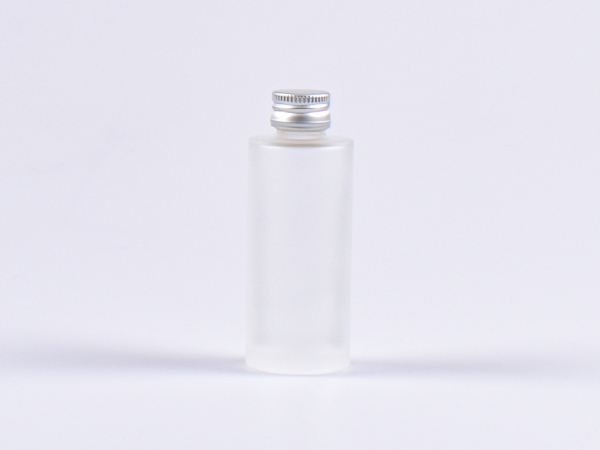 kosmetikflasche-aluminium-deckel-glas-mattiert