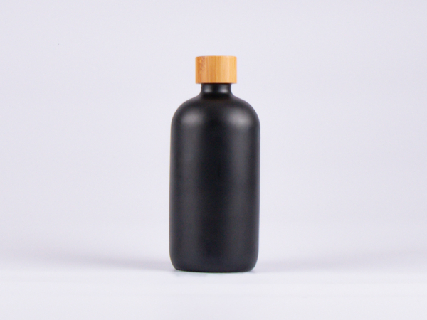 Schwarzglasflasche 500ml, mit Schraubverschluss Bambus