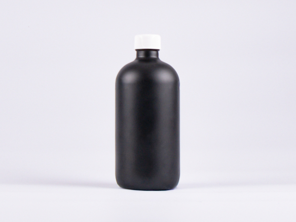 Schwarzglasflasche 500ml, mit Schraubverschluss schwarz/weiss
