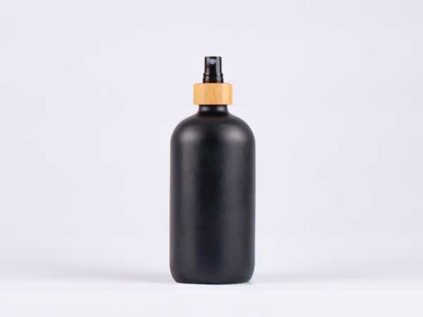 Schwarzglasflasche 500ml, mit Zerstäuber Bambus