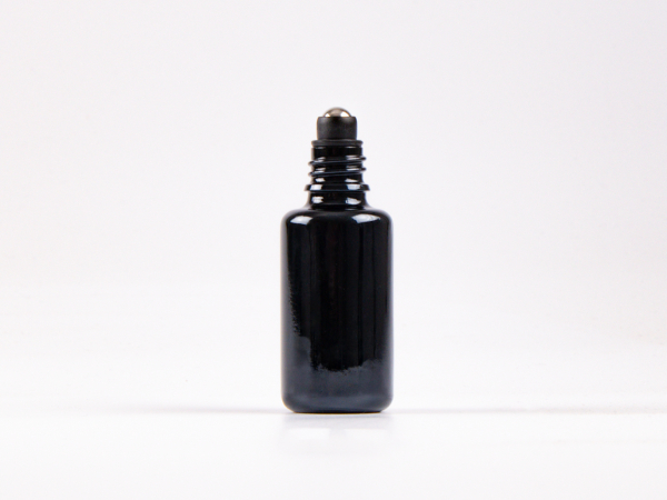 Glasflasche-mit-Roll-On-Montur-Glas-Stahl
