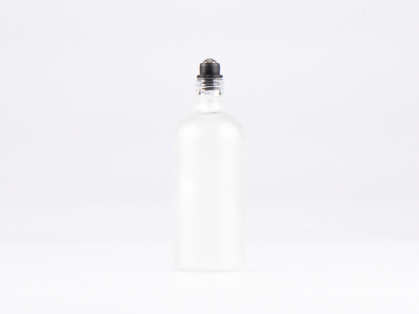 Glasflasche-mit-Roll-On-Montur-Glas-Stahl