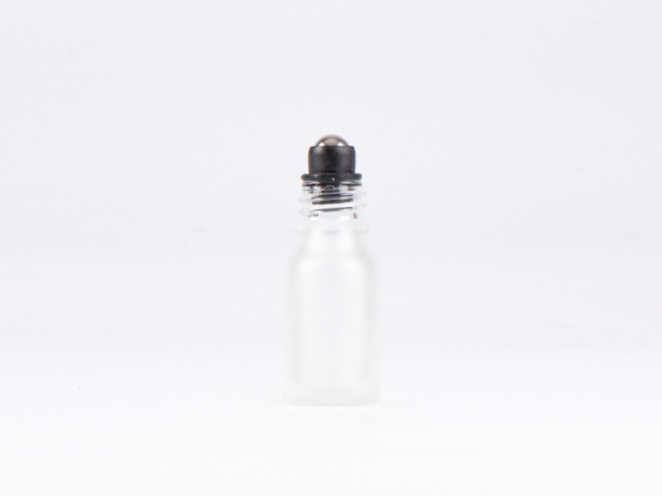 Glasflasche-mit-Roll-On-Montur-Glas-Stahl