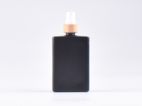 Schwarzglasflasche "Miro" 100ml, mit Zerstäuber Bambus