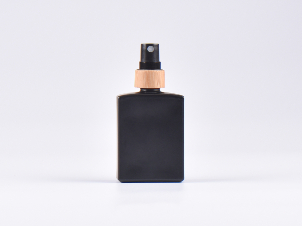 Schwarzglasflasche "Miro" 50ml, mit Zerstäuber Bambus
