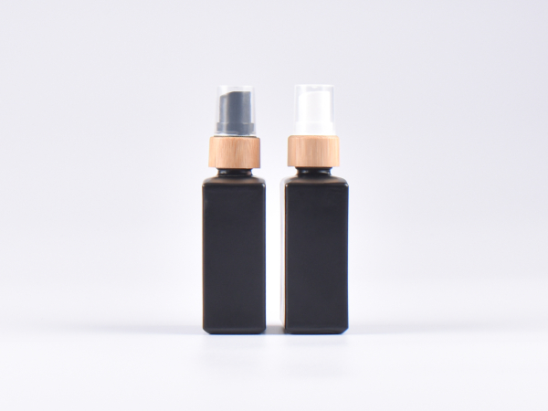 Schwarzglasflasche "Miro" 50ml, mit Zerstäuber Bambus