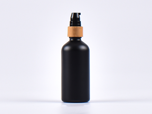 Schwarzglasflasche 100ml, mit Lotionspumpe Bambus