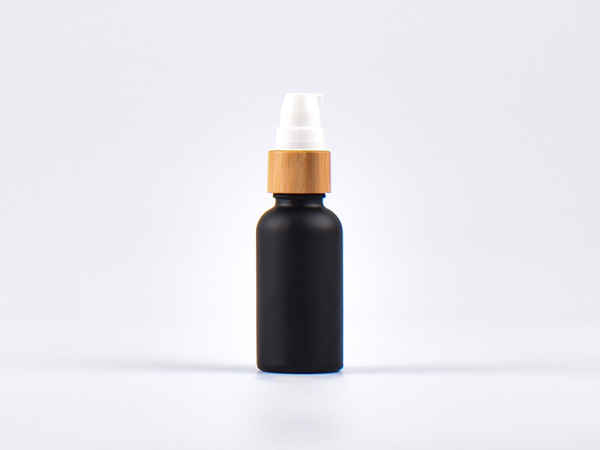 Schwarzglasflasche 30ml, mit Lotionspumpe Bambus
