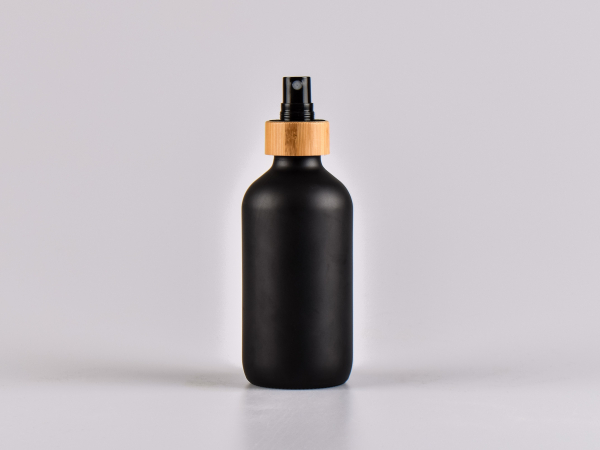 Schwarzglasflasche 220ml, mit Zerstäuber Bambus