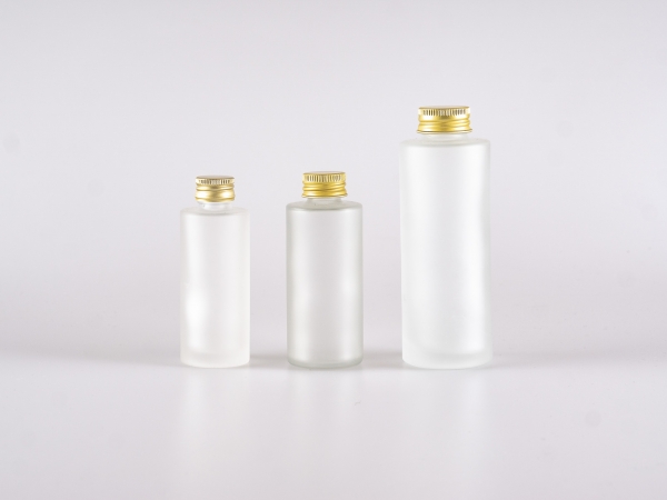 kosmetikflasche-aluminium-deckel-glas-mattiert