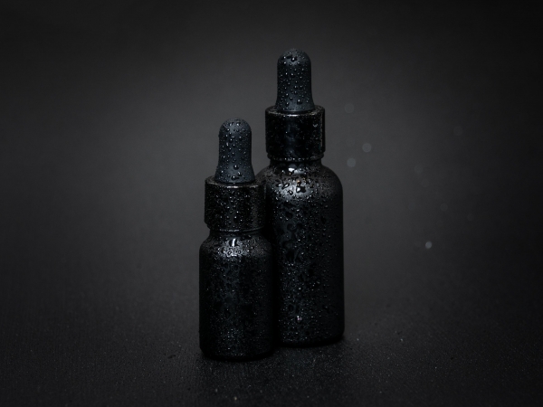 kosmetikverpackung-schwarz-modern-blackline