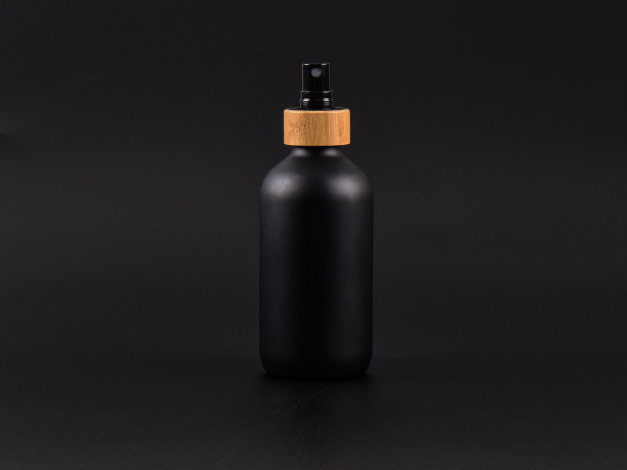 Schwarzglasflasche 220ml, mit Zerstäuber Bambus