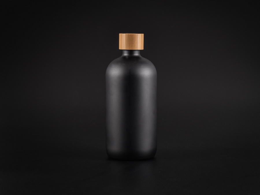 Schwarzglasflasche 480ml, mit Schraubverschluss Bambus