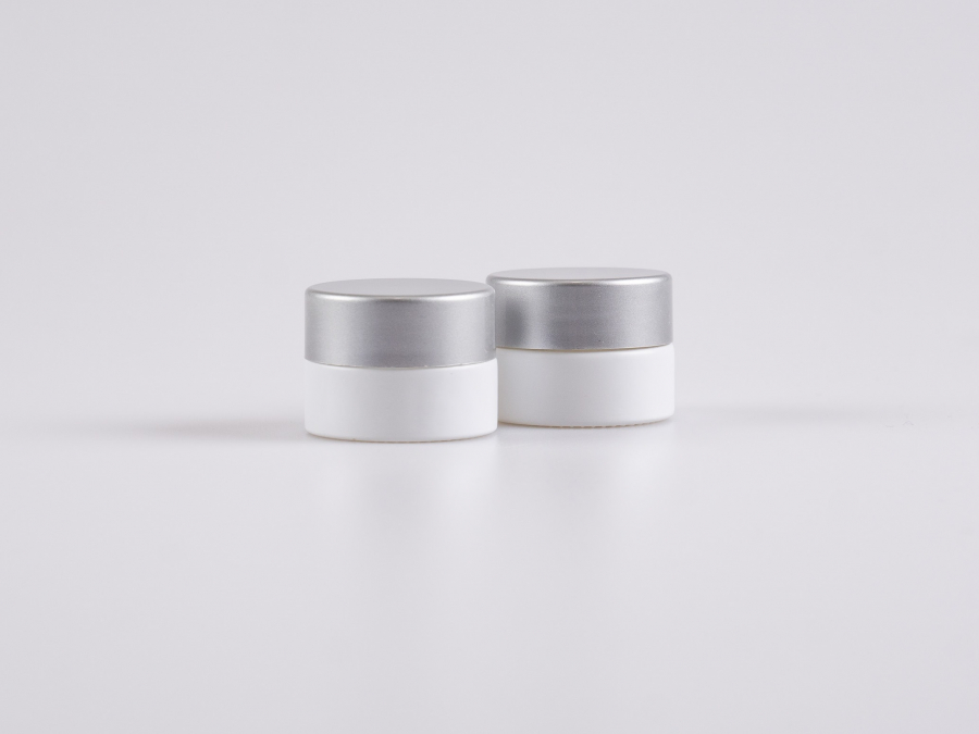 Weissglasdose, 7ml, mit Deckel silber
