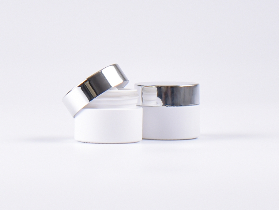 Weissglasdose 15 ml – Deckel Silber