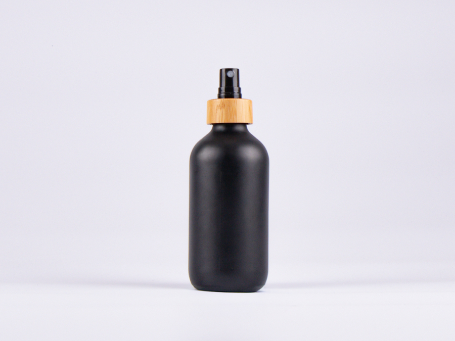 Schwarzglasflasche 250ml, mit Zerstäuber Bambus