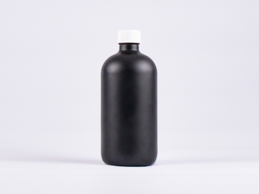 Schwarzglasflasche 500ml, mit Schraubverschluss schwarz/weiss