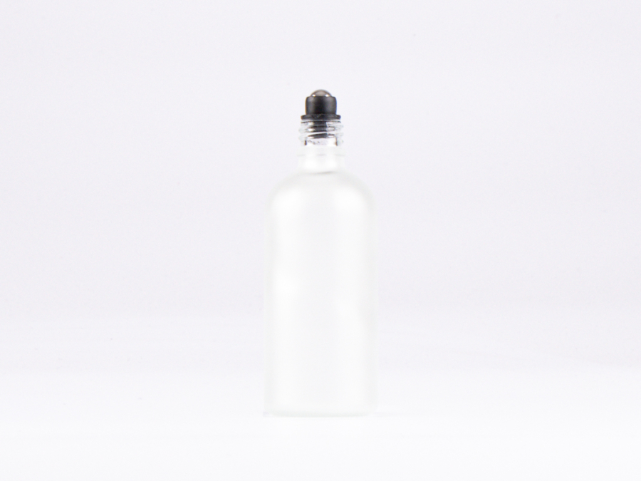 Glasflasche-mit-Roll-On-Montur-Glas-Stahl