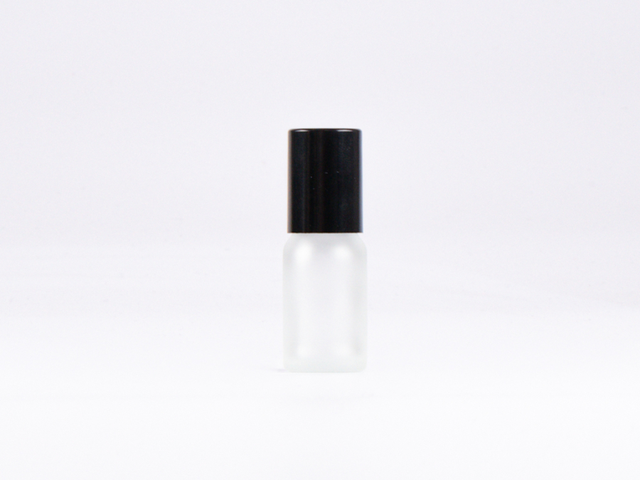 Glasflasche-mit-Roll-On-Montur-Glas-Stahl