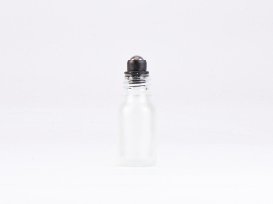 Glasflasche-mit-Roll-On-Montur-Glas-Stahl