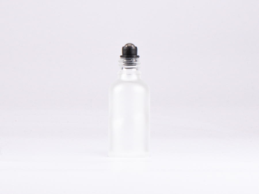 Glasflasche-mit-Roll-On-Montur-Glas-Stahl