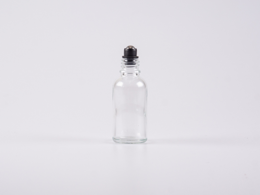 Glasflasche-mit-Roll-On-Montur-Glas-Stahl