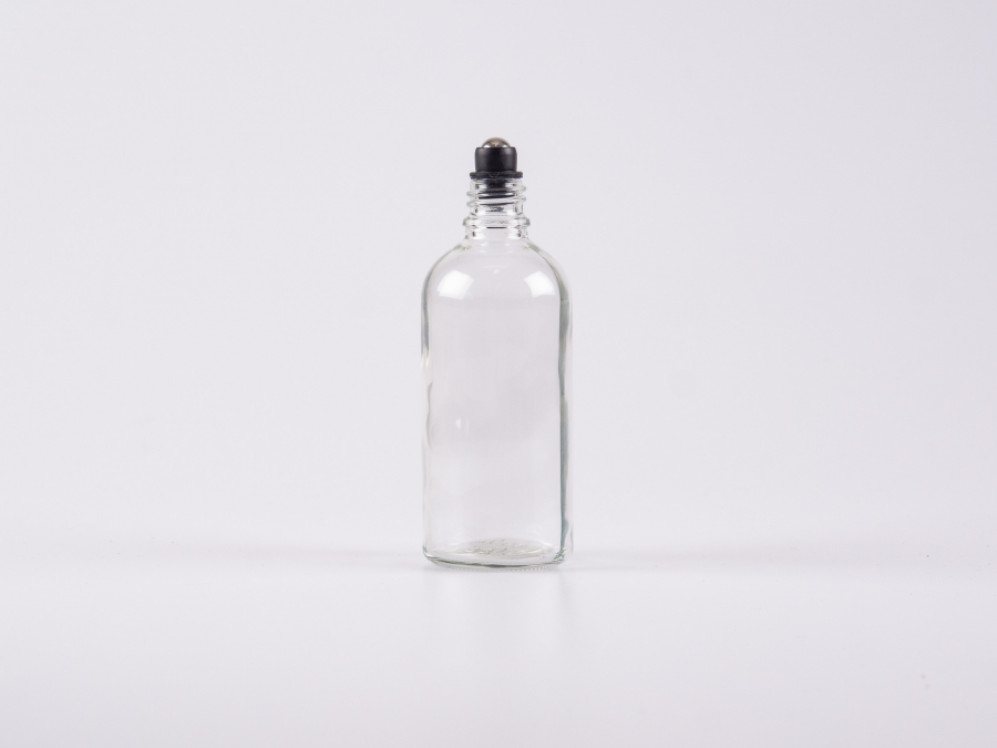 Glasflasche-mit-Roll-On-Montur-Glas-Stahl