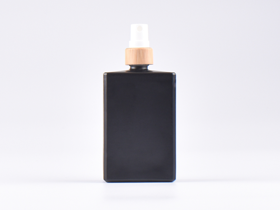 Schwarzglasflasche "Miro" 100ml, mit Zerstäuber Bambus