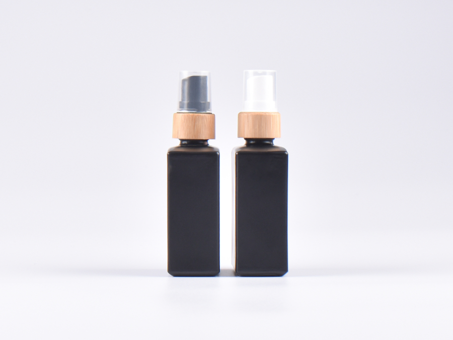 Schwarzglasflasche "Miro" 50ml, mit Zerstäuber Bambus