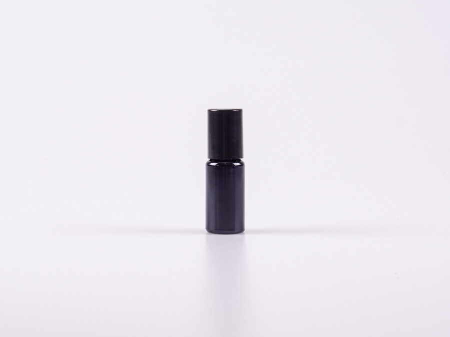 Glasflasche-mit-Roll-On-Montur-Glas-Stahl