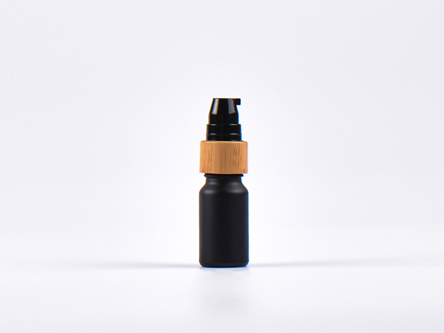 Schwarzglasflasche 10ml, mit Lotionspumpe Bambus