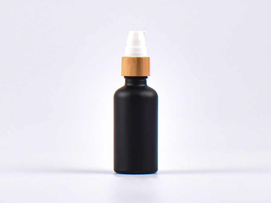Schwarzglasflasche 50ml, mit Lotionspumpe Bambus