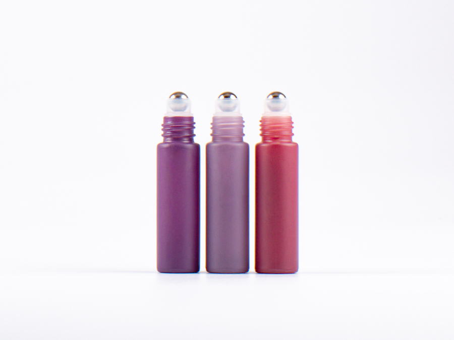 Roll-On-Flasche "Emma", 10ml, pastell red, mit Deckel weiss/schwarz