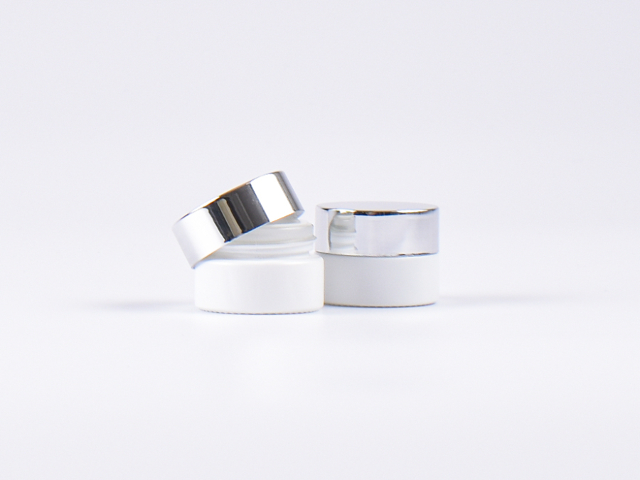 Weissglasdose, 7ml, mit Deckel silber