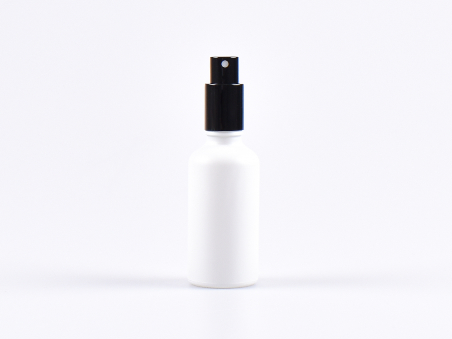 glas-flasche-weiss-matt-silber-spray