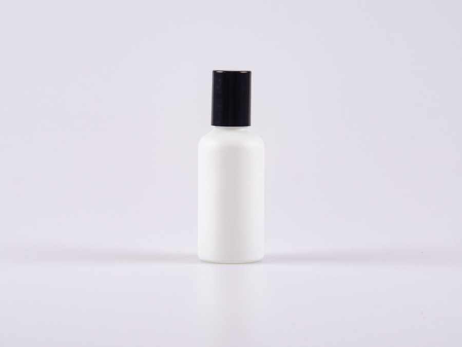 Glasflasche-mit-Roll-On-Montur-Glas-Stahl