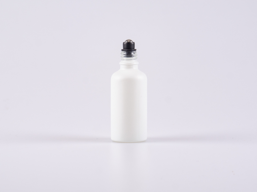 Glasflasche-mit-Roll-On-Montur-Glas-Stahl