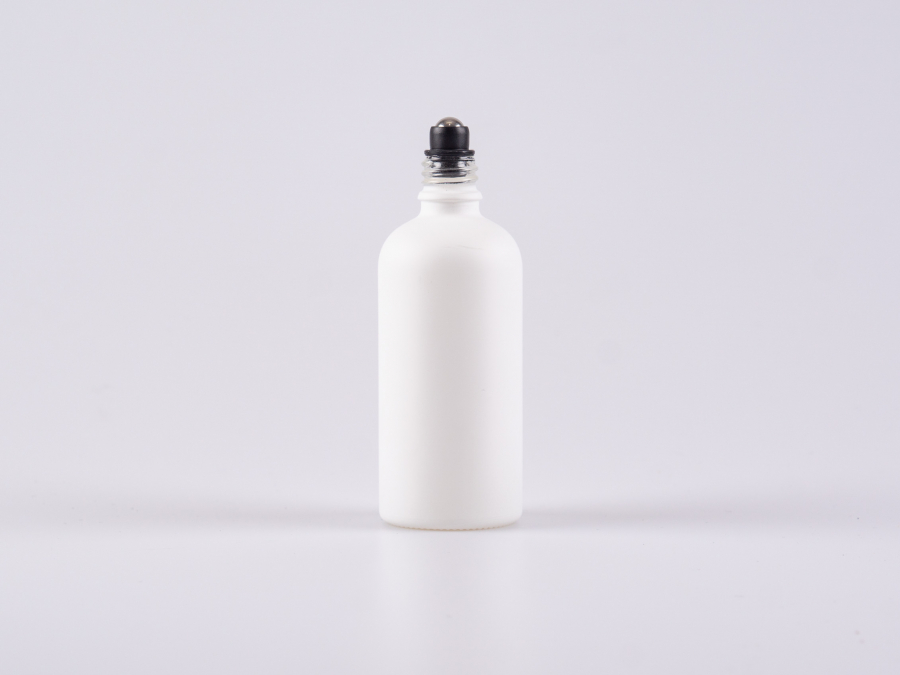 Glasflasche-mit-Roll-On-Montur-Glas-Stahl