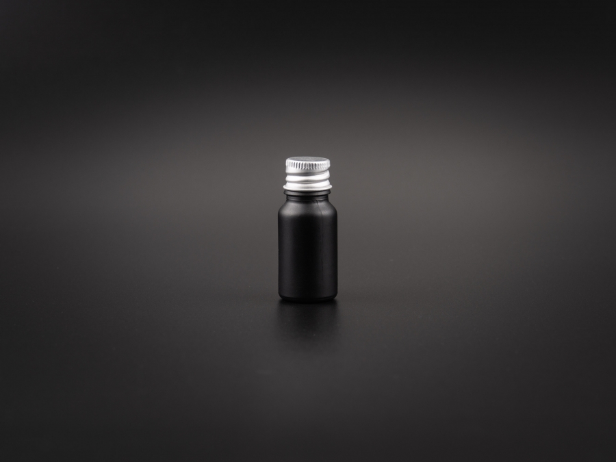 schwarz-matt-glasflasche-kosmetik