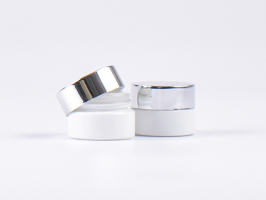 Weissglasdose 7 ml –  Deckel Silber