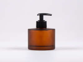 Braunglasflasche Lilly 180 ml - Dispenser Kunststoff