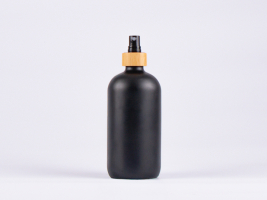 Schwarzglasflasche 500ml, mit Zerstäuber Bambus