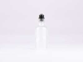 Glasflasche-mit-Roll-On-Montur-Glas-Stahl