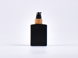 Schwarzglasflasche "Miro" 50ml, mit Lotionspumpe Bambus