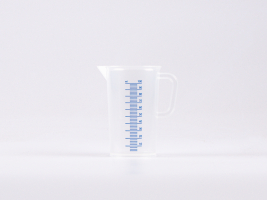 messbecher-kosmetik-abfuellen